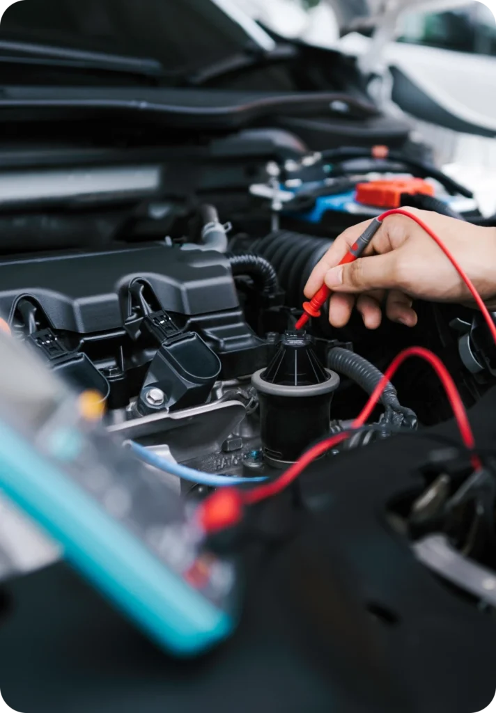 Multimeter mäter spänningen över bilbatteriets poler